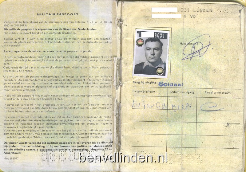 2 militair paspoort.jpg - Mijn militair paspoort met de herkenbare boevenfoto(regnr doorgehaald) handtekening en de eerste rangswijziging. Ik ben van burger gepromoveert naar soldaat en dat gebleven. Op 19/12/1986 is er iets aangetekend, maar dat is KV (klein verlof), dus het afzwaaien.