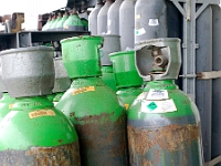 Cylinders  Bij flessen moet de kraan dus afgeschermd zijn, om afbreken van de kraan te voorkomen. Flessen kunnen ook in samengestelde vorm (pakket) worden vervoerd.