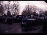 foto0022  Voormalig opslag en distributieterrein van Hoekloos aan de kanaaldijk in eindhoven(1987). Vrachtwagens stonden geladen klaar om in de ochtend uit te rijden. Ze stonden altijd in de richting vrij naar de poort om in geval van gevaar(brand ed) meteen naar buiten te kunnen rijden.
