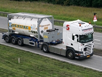 gevaarlijkestoffen tankcontainer  Een wagen met een losse tank achterop.  Mijns inziens ontbreken de adr borden op de truck