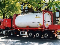 tankcontainer  Parkeren van vrachtwagens met ADR goederen in de bebouwde kom is verboden. Alleen laden/lossen en parkeren op bewaakte terreinen is toegestaan.