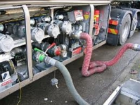 tankmanifold  Tankwagens bij benzinepompen hebben een vulleiding en een damp retourleiding.