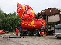 tankwagen ontploft  Een ontplofte, opengescheurde tank. Waarom is mij onduidelijk