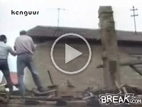 Bouwongelukjes  Grappig filmpje over wat mensen allemaal voor idiote handelingen uitvoeren waardoor ongelukken gebeuren