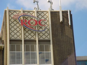 Frederiklaan Op de Frederiklaan (achterkant Kastanjelaan) was eerst in het gebouw de Philips Bedrijfsschool ingericht, naderhand...