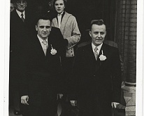 Frans_van_der_Linden_en_Wim_Loring Trouwdag Frits van der Linden en Corrie Lring Links ome Frans van der Linden en rehts ome Wim Lring. Beiden getuige. Daar achter links opa van der Linden met...