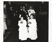 Kerk_bruidsmeisjes_Anette_en_Adrie Trouwdag Frits van der Linden en Corrie Lring