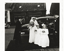 Met_de_auto_naar_de_kerk Trouwdag Frits van der Linden en Corrie Lring Aankomst bij de kerk