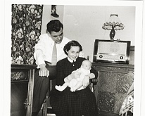 Henk_en_Netty_met_Harrie_op_schoot_2-3-1957 Henk en Nettie Lring, Harrie van der Linden (Corrie van der Linden - Lring) op schoot