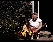 foto0006 Laura van der Linden met Oma (Corrie van der Linden - Lring) in de tuin (baritonstraat)