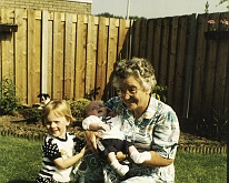 foto007 Corrie van der Linden met Laura van der Linden en pasgeboren Marc van der Linden beide kinderen van Harrie van der Linden