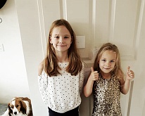 beide kinderen van stephanie vlnr Elena en Kayleigh