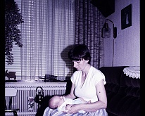 foto0001 Jeanette van Hoof - van der Linden met de pasgeboren Kevin van Hoof op schoot. Huis baritonstraat (Opa en Oma)