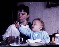 foto0006 Jeanette van der Linden - van Hoof met Kevin van Hoof op schoot. Kevin vond de lamp boven de tafel altijd uitzonderlijk mooi, hij kon er dan ook nooit zelf bij...