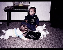 foto0011 Stephany en Kevin spelen met de rekenmachine van ome Ben. Het papier was wel erg snel op....