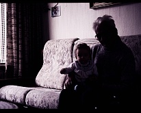 foto0012 Stephany van Hoof bij opa op schoot