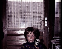 foto0016 Stephany van hoof was een snoepert als oma iets gemaakt had mocht zij de pannetjes uitlikken, hier likt ze de slagroomkloppers af.