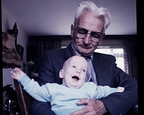 foto0022 Kevin van Hoof bij opa op schoot.