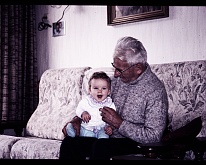 foto0023 Stephany van Hoof bij opa op schoot