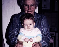 foto0024 Stephany van Hoof bij Oma op schoot